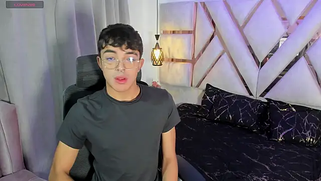 Snapshot of sayronvg chatting on 11/19/25, 11:54 sayronvg online show from 11/19/25, 11:54