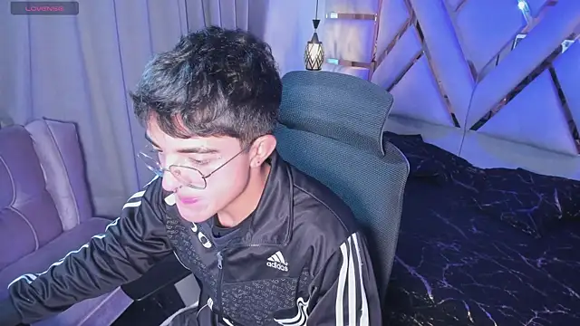 Snapshot of sayronvg chatting on 11/21/25, 11:42 sayronvg online show from 11/21/25, 11:42