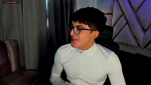 Snapshot of sayronvg chatting on 11/22/25, 12:04 sayronvg online show from 11/22/25, 12:04