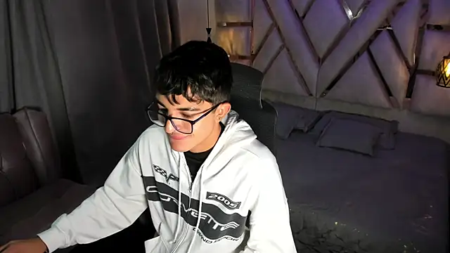 Snapshot of sayronvg chatting on 11/24/25, 11:43 sayronvg online show from 11/24/25, 11:43