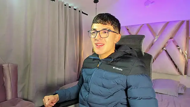 Snapshot of sayronvg chatting on 11/25/25, 11:43 sayronvg online show from 11/25/25, 11:43