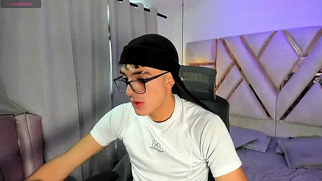 Snapshot of sayronvg chatting on 11/26/25, 11:55 sayronvg online show from 11/26/25, 11:55