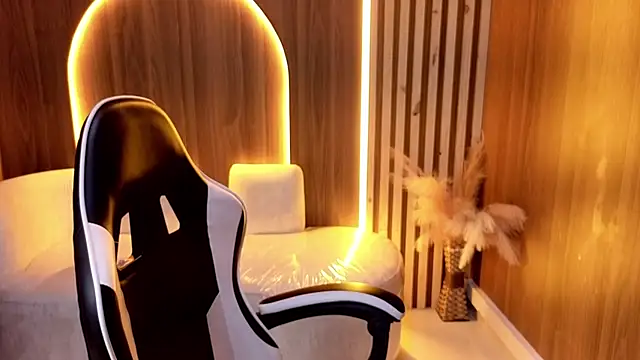 Snapshot of Peige_Tx chatting on 12/15/25, 01:04 Peige Tx online show from 12/15/25, 01:04