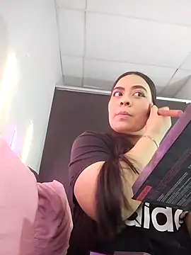 Snapshot of Monserrat_J chatting on 11/30/25, 12:20 Monserrat J online show from 11/30/25, 12:20