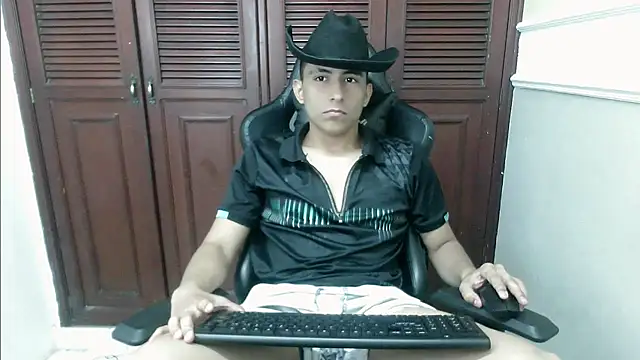 Snapshot of dannyt_hot chatting on 11/18/25, 12:42 dannyt hot online show from 11/18/25, 12:42