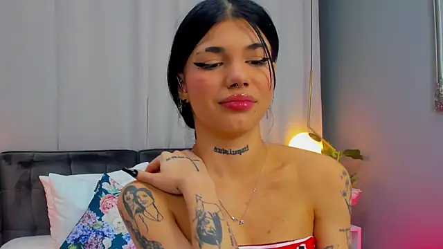 Snapshot of YasminWild chatting on 11/27/25, 04:47 YasminWild online show from 11/27/25, 04:47