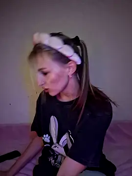 Snapshot of carolinakis_ chatting on 11/18/25, 08:13 carolinakis online show from 11/18/25, 08:13