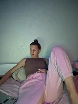 Snapshot of carolinakis_ chatting on 12/16/25, 08:25 carolinakis online show from 12/16/25, 08:25