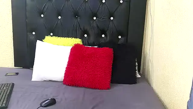 Snapshot of ButtcheeksXX chatting on 12/19/25, 12:23 ButtcheeksXX online show from 12/19/25, 12:23