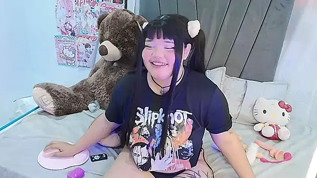 Snapshot of kittyhtxx chatting on 11/22/25, 04:11 kittyhtxx online show from 11/22/25, 04:11