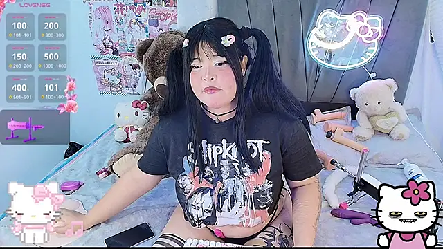 Snapshot of kittyhtxx chatting on 12/04/25, 04:11 kittyhtxx online show from 12/04/25, 04:11