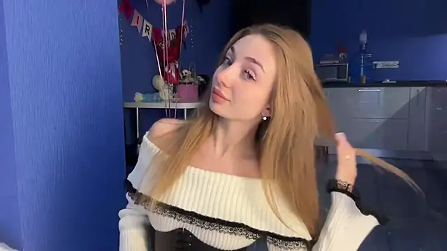 Snapshot of Jolienne chatting on 12/03/25, 03:21 Jolienne online show from 12/03/25, 03:21