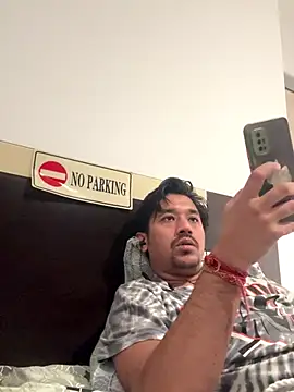 Snapshot of Jhonneeey chatting on 11/19/25, 04:29 Jhonneeey online show from 11/19/25, 04:29