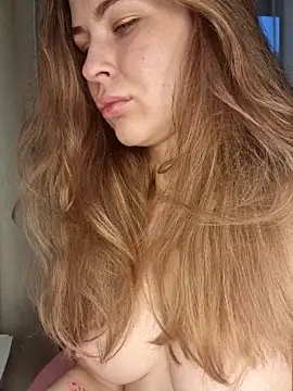 Snapshot of glossbaby chatting on 11/18/25, 06:51 glossbaby online show from 11/18/25, 06:51