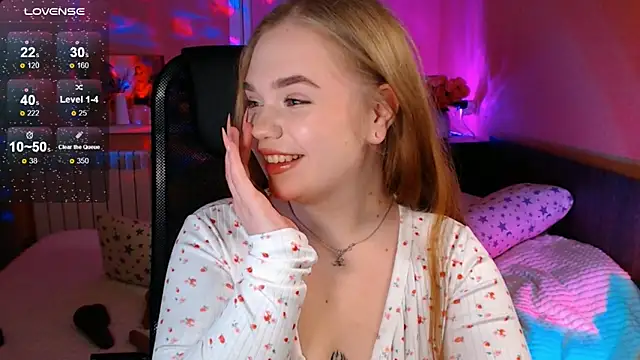 Snapshot of EmiRisse chatting on 11/28/25, 04:42 EmiRisse online show from 11/28/25, 04:42