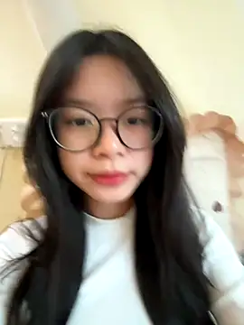 Snapshot of mau155_ chatting on 12/19/25, 12:28 mau155 online show from 12/19/25, 12:28