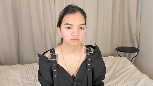 Snapshot of CoreenLuebbers chatting on 11/21/25, 08:02 CoreenLuebbers online show from 11/21/25, 08:02