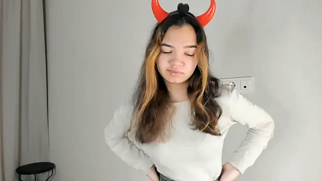 Snapshot of CoreenLuebbers chatting on 11/26/25, 06:36 CoreenLuebbers online show from 11/26/25, 06:36