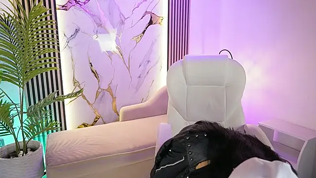 Snapshot of MeganLowell chatting on 11/27/25, 07:05 MeganLowell online show from 11/27/25, 07:05