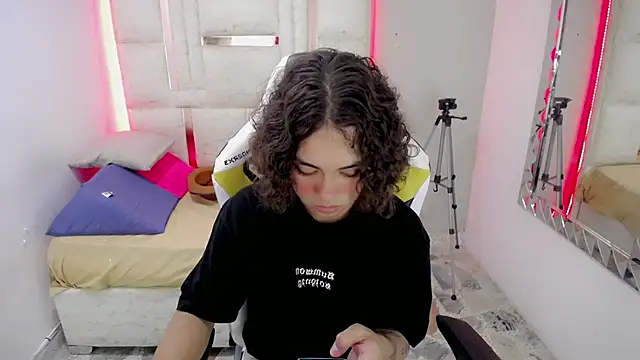 Snapshot of Stein_2 chatting on 11/18/25, 09:08 Stein 2 online show from 11/18/25, 09:08