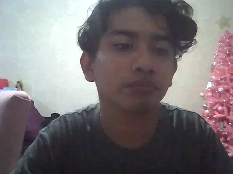 Snapshot of chikis_18 chatting on 12/21/25, 01:46 chikis 18 online show from 12/21/25, 01:46
