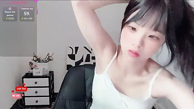 Snapshot of bunny-- chatting on 05/17/26, 05:05 bunny-- online show from 05/17/26, 05:05
