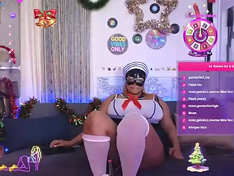 Snapshot of LaReineCleo chatting on 12/20/25, 08:21 LaReineCleo online show from 12/20/25, 08:21