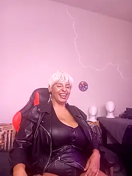 Snapshot of LaReineCleo chatting on 04/20/26, 10:18 LaReineCleo online show from 04/20/26, 10:18