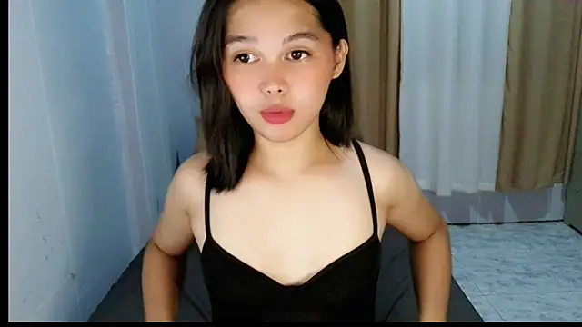 Snapshot of sluttyLeila chatting on 03/21/26, 12:32 sluttyLeila online show from 03/21/26, 12:32