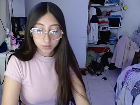 Snapshot of Nanylux chatting on 12/01/25, 04:06 Nanylux online show from 12/01/25, 04:06