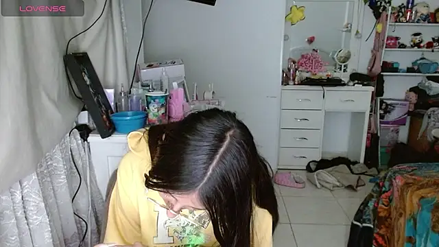 Snapshot of Nanylux chatting on 12/18/25, 02:50 Nanylux online show from 12/18/25, 02:50