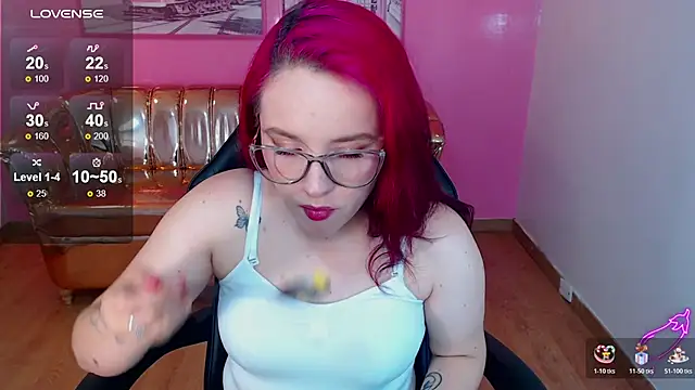 Snapshot of holly_t_ chatting on 11/19/25, 04:34 holly t online show from 11/19/25, 04:34