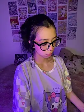 Snapshot of Valen-Foxx1 chatting on 12/15/25, 05:34 Valen-Foxx1 online show from 12/15/25, 05:34