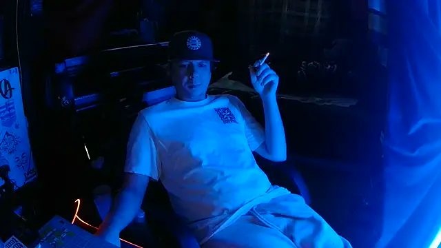 Snapshot of Bowerboi chatting on 11/30/25, 10:36 Bowerboi online show from 11/30/25, 10:36