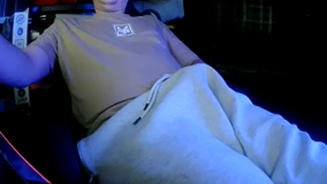 Snapshot of Bowerboi chatting on 12/14/25, 08:24 Bowerboi online show from 12/14/25, 08:24