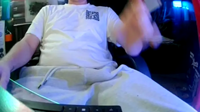 Snapshot of Bowerboi chatting on 12/22/25, 02:30 Bowerboi online show from 12/22/25, 02:30