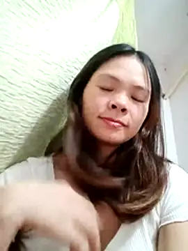 quynhquynh  online show from 11/27/25, 04:09