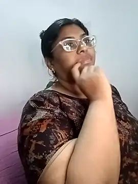 Snapshot of Riya-mallus chatting on 11/24/25, 08:14 Riya-mallus online show from 11/24/25, 08:14