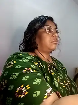 Snapshot of Riya-mallus chatting on 11/26/25, 03:13 Riya-mallus online show from 11/26/25, 03:13