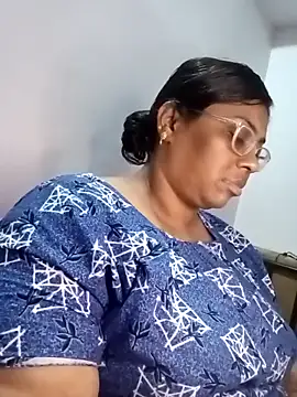 Snapshot of Riya-mallus chatting on 11/28/25, 07:49 Riya-mallus online show from 11/28/25, 07:49