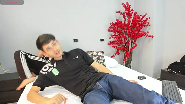 Snapshot of dracke_and_zara chatting on 01/15/26, 12:32 dracke and zara online show from 01/15/26, 12:32