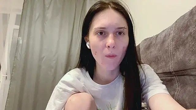 Snapshot of CyberAIice chatting on 11/29/25, 04:04 CyberAIice online show from 11/29/25, 04:04