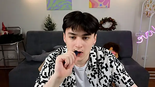 Snapshot of kevinhunter_ chatting on 12/14/25, 12:32 kevinhunter online show from 12/14/25, 12:32