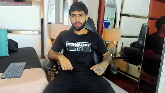 Snapshot of Jesuss77_ chatting on 11/26/25, 02:07 Jesuss77 online show from 11/26/25, 02:07