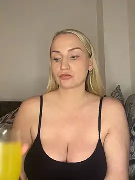 Snapshot of BootyQueenApril chatting on 12/13/25, 10:04 BootyQueenApril online show from 12/13/25, 10:04