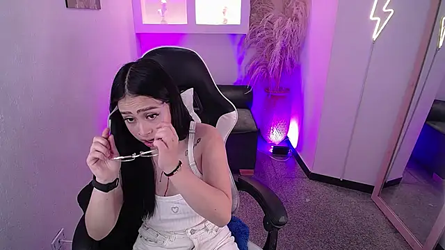 Snapshot of vallolett chatting on 11/25/25, 07:58 vallolett online show from 11/25/25, 07:58