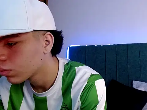 Snapshot of Lincon_Ale chatting on 12/17/25, 08:37 Lincon Ale online show from 12/17/25, 08:37