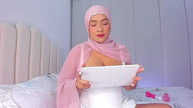 Amira-Zahra online show from 04/26/26, 09:23