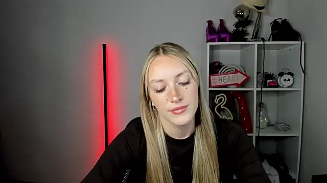EvelynBlond online show from 06/24/26, 12:37