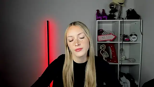 EvelynBlond online show from 06/25/26, 10:20